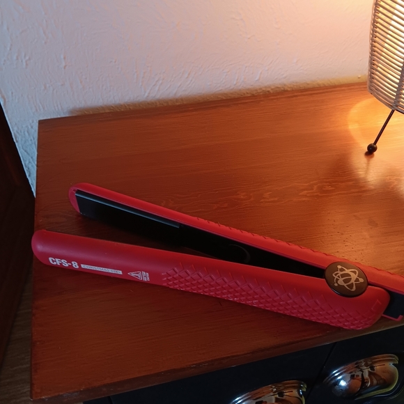 Valectric Red Hair Straightener Styler - Picture 8 of 11
